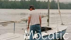 「かわいい」は優しさの贈与から、生き残るための戦略に変わった。 SNSと視線経済の中で少女の輪郭が溶けていく時代に、 モカティックはかわいさの臨界を越えた先の感情を描く。