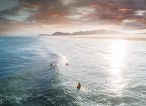 夜の横浜には人が座らないベンチや使われない空間として空席の感情が残っている。横浜リフレや添い寝と都市に余った感情の編集可能性を詩と構造で描くテキスト。