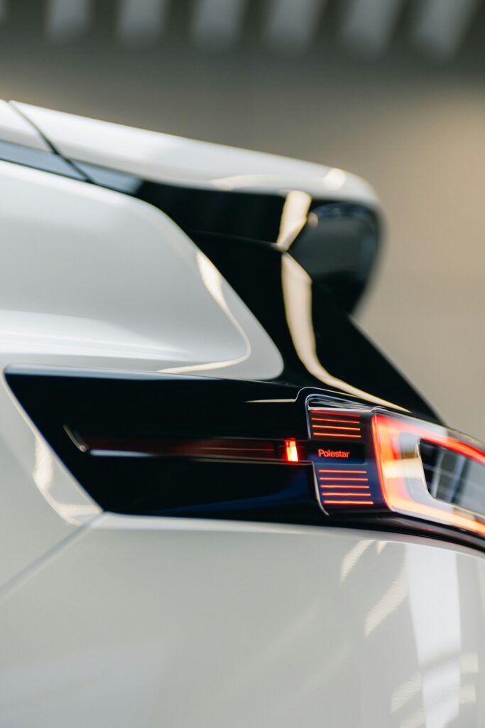 横浜の夜に脈打つリフレという現象。感情が経済になる時代を、モカティック編集部が思想として記録。