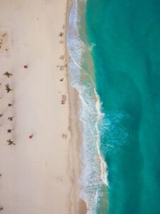 リフレは人の呼吸を整える都市の装置。 モカティックが定義する5つの呼吸──青春・セラピー・物語・都市同期・共鳴──を通して、 横浜という都市で人が再び生き方のリズムを取り戻す理由を描く。